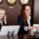 Un cliente realizando una evaluación de mystery shopping en la recepción de un hotel, observando y evaluando la calidad del servicio y la experiencia del huésped.