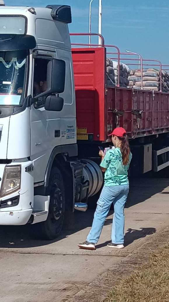 Colaboradores de PUIKUS entrevistando transportistas de carga, Argentina