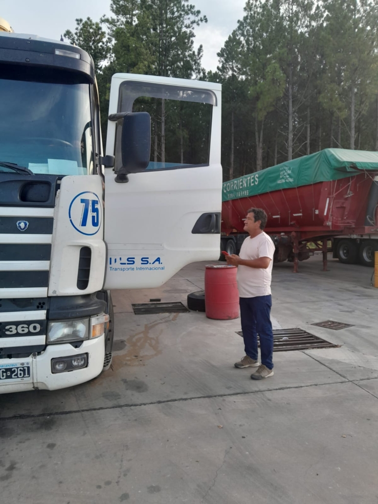 Equipo PUIKUS realizando encuestas en transporte de cargas, Argentina